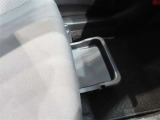 助手席シートの下には、小物が入るトレイが付いてます。