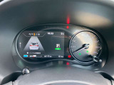 メーター内センターディスプレイには車の様々な設定や情報が表示されます。