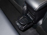 後席の方も手に取りやすい位置にドリンクホルダーが付いて便利ですよ(^^)/