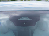 【アクティブセーフティブレーキ】前方の車両や障害物を検知し、ドライバーが回避操作を行わない場合に自動的にブレーキを作動させます。
