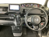 【ハンドル】運転にかかわる様々な操作を安全に行えるように視点移動が少なく操作性に配慮されたスイッチ類が凝縮されたコックピットです。