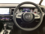 【ハンドル】運転にかかわる様々な操作を安全に行えるように視点移動が少なく操作性に配慮されたスイッチ類が凝縮されたコックピットです。