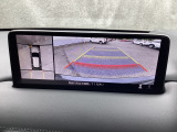狭い場所での駐車やすれ違いなどでより的確な運転操作に役立つ360&deg;ビューモニターが装備されています。
