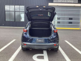 CX-3のトランクはコンパクトSUVらしいスタイリッシュな外観を優先しているため、日常使いには十分な容量を備えつつも、大きな荷物の積載にはシートアレンジが重要な特徴となります。