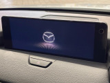 【12.3インチマツダコネクト】車内の雰囲気にマッチした大型ディスプレイ。スマホ接続でのナビ使用やBluetooth再生等、様々な機能が楽しめます。直感的なダイヤル操作が可能で、使い勝手も良好です。