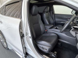 運転席/助手席です。姿勢が崩れず正確なステアリング操作で安心です。