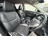 ゆったりとくつろげる運転席です。
