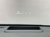 ヘッドアップディスプレイ搭載。運転中、前方から視線を落外す必要がなく、安全に運転ができる機能です。