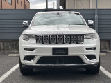 Jeepの象徴7スロットグリルがインパクトあります。フロントに障害物センサーを標準装備しております。