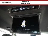 【後席モニター】 折りたたんで収納できるので使用しないときには邪魔になりません。長時間のドライブには是非音楽や映画を楽しんでください。