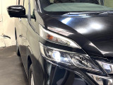 【LEDヘッドライト】悪天候や夜間走行時も良好な視界を確保し安心して運転できる高輝度LEDヘッドライトを装備!点灯速度が早く、消費電力も抑えられています。