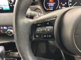 ステアリングにオーディオ操作スイッチが付いています。オーディオ画面に直接タッチしなくても操作が出来ますので、運転に集中できます。