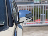 狭い駐車場でも安心。スイッチ操作だけでドアミラーの格納展開が可能。電動格納式リモコンドアミラー!
