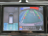 アラウンドビュー付き。上空から車両を見下ろしたような画像に加工された映像をディスプレイで確認しながら車庫入などができ大変便利です。