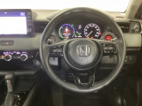【ハンドル】運転にかかわる様々な操作を安全に行えるように視点移動が少なく操作性に配慮されたスイッチ類が凝縮されたコックピットです。