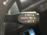 【レーダークルーズコントロール】高速道路での長距離走行が楽に!!自動で速度を保つクルーズコントロールが、衝突軽減システムと連携し、前方の車両を感知して車間を保つように速度調節してくれます!!