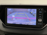 リバースギアに入れるだけで後方の表示へ切り替わります。夜間や雨の日の駐車も楽になりますよ。