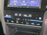 【左右独立型フルオートエアコン】運転席と助手席でそれぞれお好みの温度に設定可能。同乗者にも配慮した、快適な空調をお届け致します。