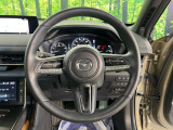 インテリアに合わせたデザインのステアリングは、運転される方のことも考え、運転しやすい形状、大きさです。是非一度、実際に触ってお確かめください。