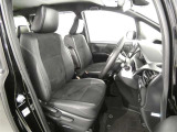 ドライバーを包み込むようなデザイン。運転していて安心感、高級感を感じられるコクピットです。