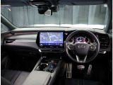 デザインもよく、居心地のよい運転席ですね。分かりやすいスイッチ類ですから操作もしやすく運転をサポートします。