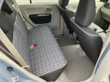 リヤシートも全車消毒済み。キュートなチェック柄のブラウン内装♪ リラックスできるゆったりした空間♪