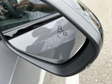 ブラインドスポットモニター付きですので死角に車両がいるとオレンジに光って知らせてくれます。