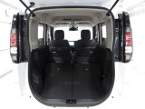 リヤシートを両方倒せば大きな荷物も車載可能です♪