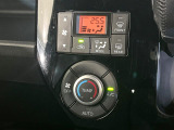 【オートエアコン】一度お好みの温度に設定すれば、車内の温度を検知し風量や温度を自動で調整。暑い&hellip;寒い&hellip;と何度もスイッチ操作をする必要はありません。快適な車内空間には必須の機能ですね♪