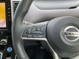 ハンドルにあるステアリングスイッチで、運転中のオーディオ操作も安全に!