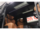 【左右独立ムーンルーフ】車内に採光を。明るく開放的な気持ちの良いドライブが楽しめます。