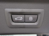 電動リアゲート装備です。バンパー下でのキックスイッチも装備されております。