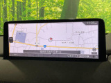 【10.25インチマツダコネクト】車内の雰囲気にマッチした大型ディスプレイ。スマホ接続でのナビ使用やBluetooth再生等、様々な機能が楽しめます。直感的なダイヤル操作が可能で、使い勝手も良好です。