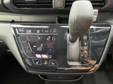オートエアコンでパネルタッチするだけで操作が可能です(^^)☆AUTOにすれば簡単に車内の空調を快適に調整してくれます♪嬉しいシートヒーター付き(^^)