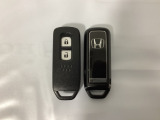 スマートキーを装備しています。鍵を差し込むことなくドアロックの開け閉めと、スタートボタン操作でのエンジンスタートができます。スペアキーも同じものを用意しております。