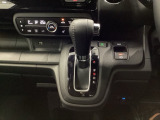 運転席周辺のスマートなレイアウトが、操作のしやすさを実現。快適なドライブをサポートします。