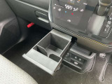 運転席・助手席の前方に小物置きがございます。