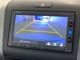リバースギアに入れるだけで後方の表示へ切り替わります。夜間や雨の日の駐車も楽になりますよ。