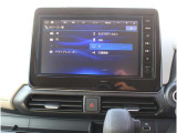 ナビゲーション+AV 2画面表示(デュアルウィンドウ)、地デジTV、FM/AM、Bluetooth Audio、microSDカード(音楽/動画ファイル再生)、ハンズフリーフォン、スマホでの地図更新が可能な高性能大型ナビです。