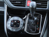 デュアルオートエアコン搭載☆運転席と助手席でエアコンが独立しているのでドライバーも同乗者もより快適にドライブができます♪