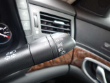 オートライト機能が装備されており暗い場所に入ると車両が検知しライトのON・OFFを自動的に切り替えてくれますので非常に便利な装備です♪
