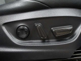 運転席はパワーシートなのでお好みのドライビングポジションに調整可能です♪