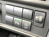 【アイドリングストップ】赤信号や渋滞で停車した際にエンジンを停止し、無駄な燃料の消費を抑えます。燃費向上や環境保護につなげる機能♪エンジンはブレーキを離せば再始動します。