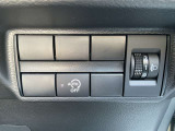 運転席のハンドル右奥側にまとめられたスイッチ群。一目で分かりやすく操作しやすいです。