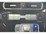 一度お好みの温度に設定すれば、車内の温度を検知し風量や温度を自動で調整。暑い&hellip;寒い&hellip;と何度もスイッチ操作をしなくても大丈夫です。