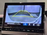 リバースギアに入れるだけで後方の表示へ切り替わります。夜間や雨の日の駐車も楽になりますよ。