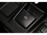 電動パーキングブレーキを採用。指で軽く引き上げればパーキングブレーキが掛かり、押すと解除ができます。