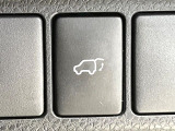 【パワーバックドア】スマートキーや運転席のボタンを押すだけでリアゲートが自動で開閉します!荷物を持っている時や、高い位置にあるバックドアを閉める際に便利な機能です♪