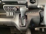 【eコンスイッチ】低燃費運転をサポートするECONモード。スイッチをONすると、エンジンやトランスミッション、A/Cなどを協調制御し、燃費の向上に貢献。エコドライブの効果を高めます。
