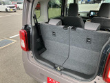 リヤシートも全車消毒済み。シートの後ろにちょっとした収納スペースがあります。毎日のお買い物もしっかりサポート!